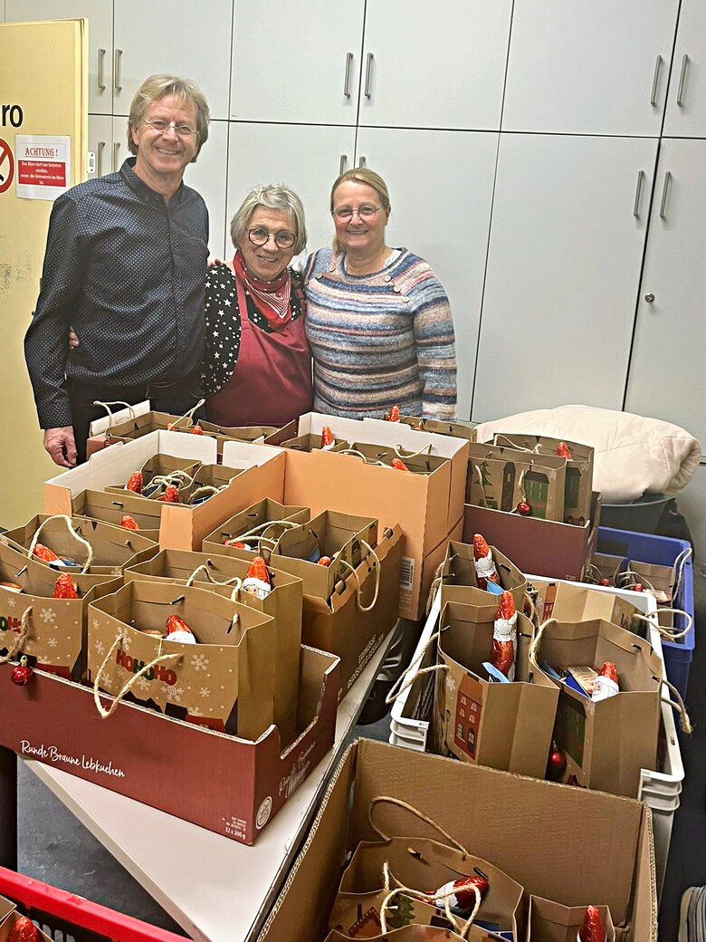 Ralf Spranger, Renate Unseld und Inge Sprenger mit liebevoll gepackten Weihnachtstüten kurz vor dem Verteilen
