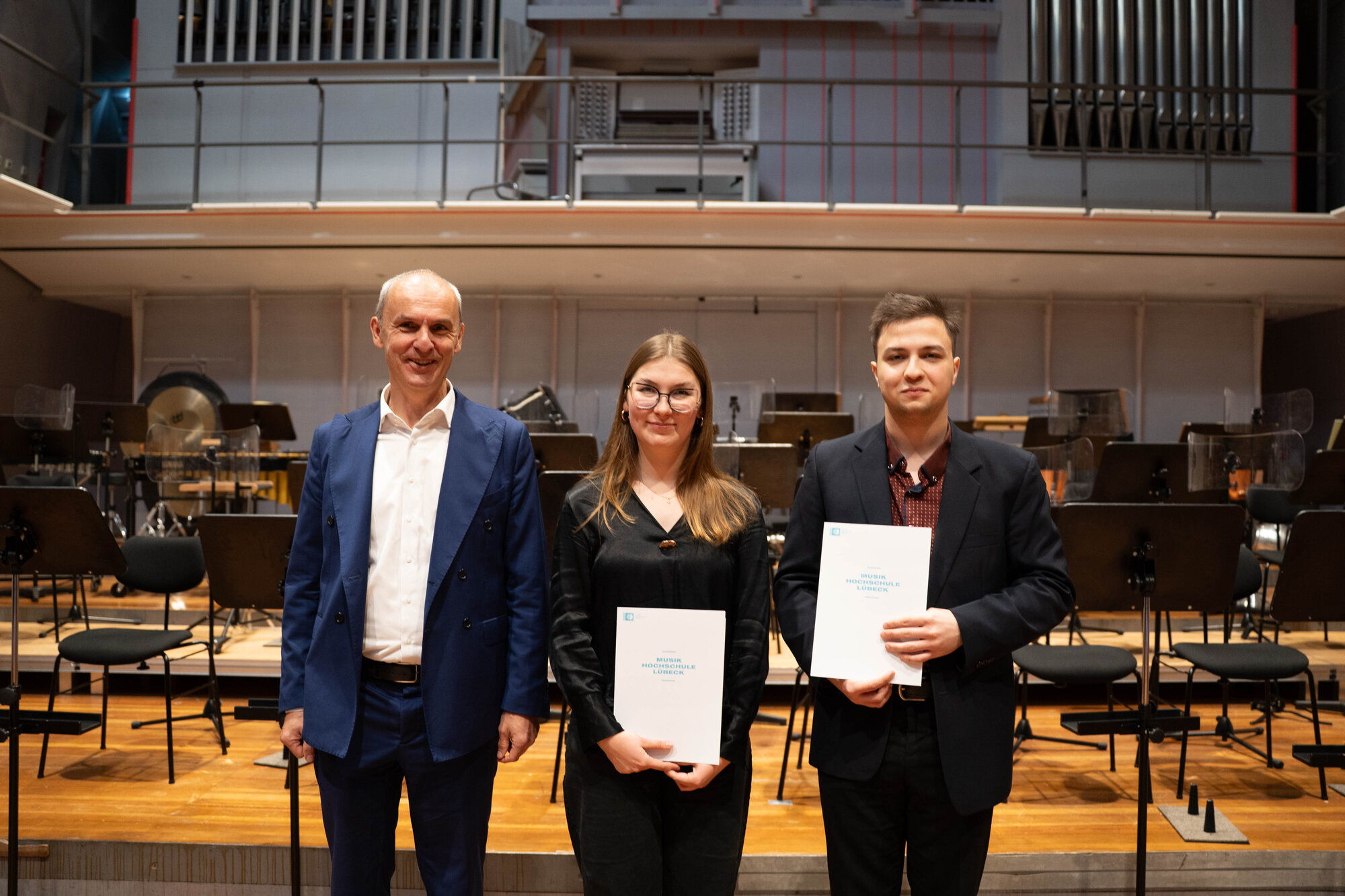 Zur Semestreröffnung erhielten auch diese beiden Studierenden der Musikhochschule Lübeck ihre Stipendienzusage Zur Semestreröffnung erhielten auch diese beiden Studierenden der Musikhochschule Lübeck ihre Stipendienzusage