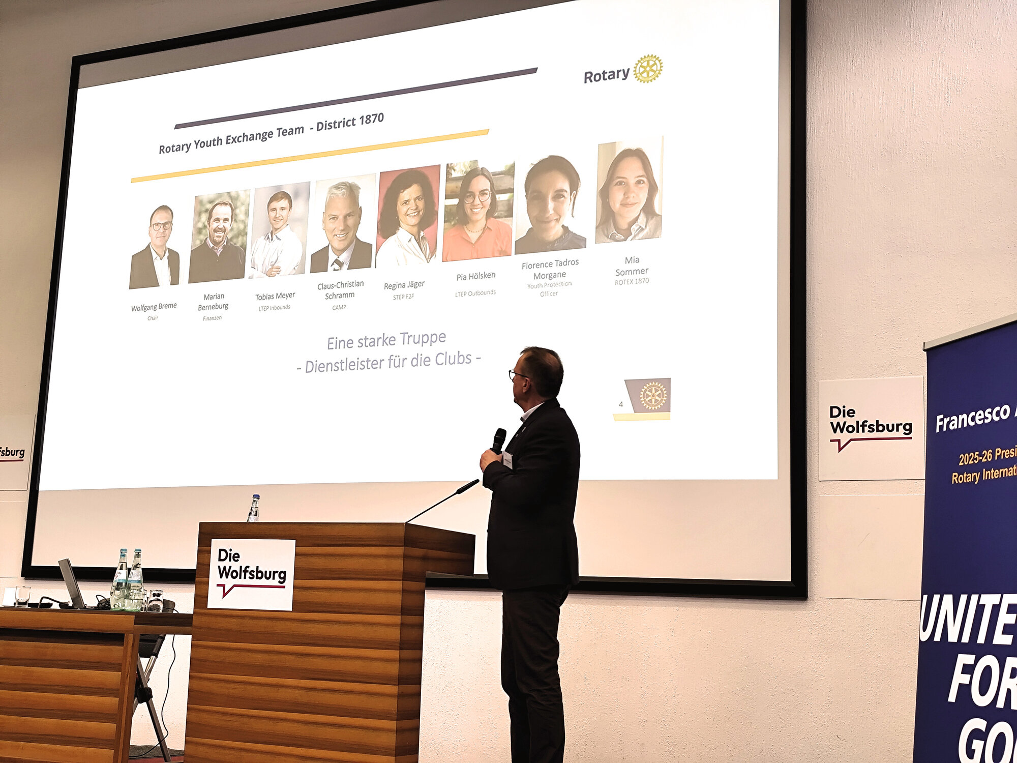 Der Ausschuss-Vorsitzende Wolfgang Breme stellte die Arbeit und Aufgaben des Jugenddienstes sowie sein Distrikt-Team bei der Halbjahreskonferenz in Mülheim a. d. Ruhr vor. Der Ausschuss-Vorsitzende Wolfgang Breme stellte die Arbeit und Aufgaben des Jugenddienstes sowie sein Distrikt-Team bei der Halbjahreskonferenz in Mülheim a. d. Ruhr vor.