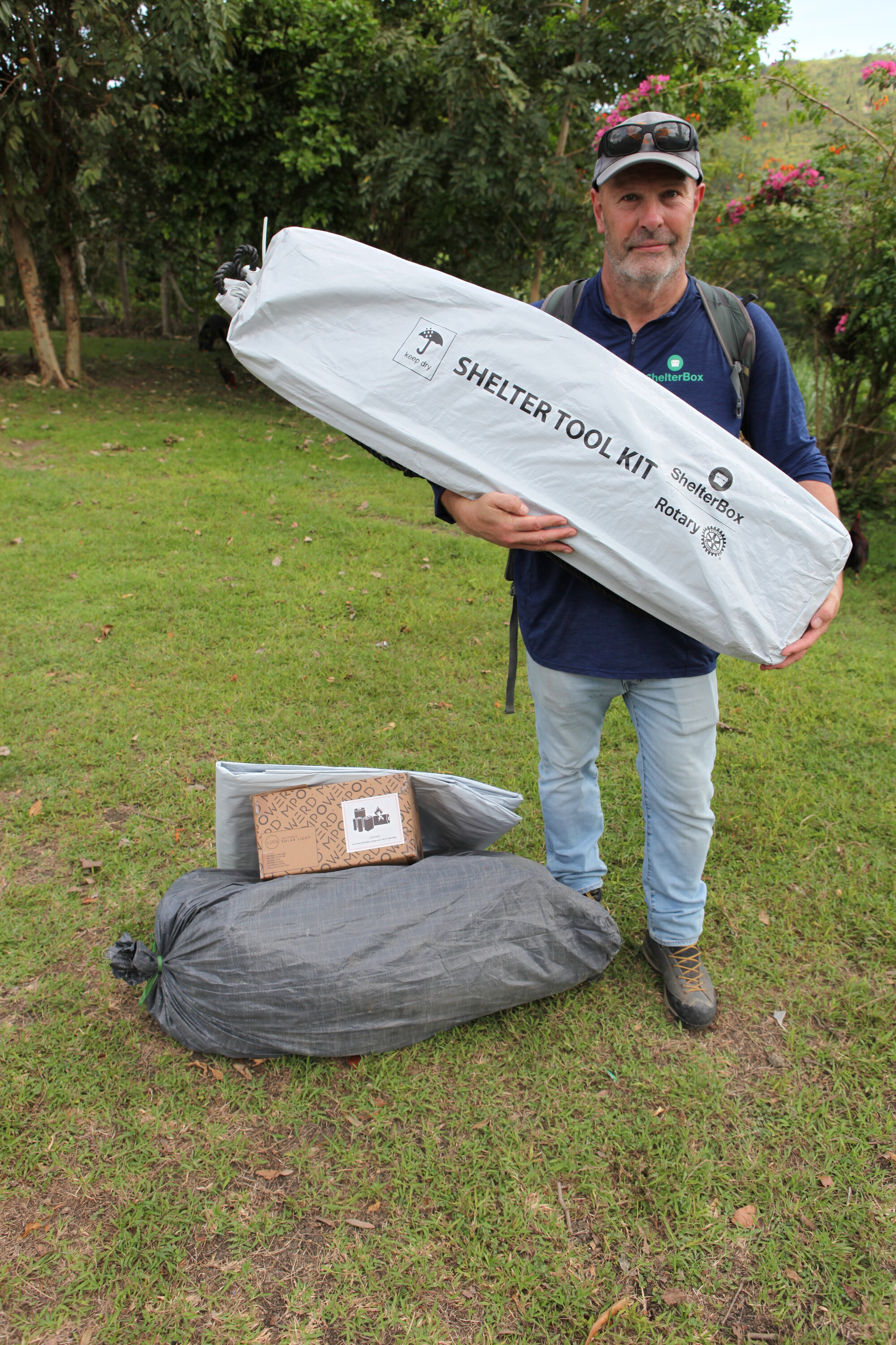 Dave Ray hat das Wichtigste in seinen Händen: ein ShelterToolKit.