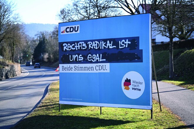 Demokratischer oder anti-demokratischer Protest? Im Vorfeld der Bundestagswahl 2025 wurden auch Wahlplakate der Parteien der demokratischen Mitte geschändet. Die SPD wurde Opfer in Mönchengladbach, die CDU in Rottenburg und die Grünen in Pulheim bei Köln