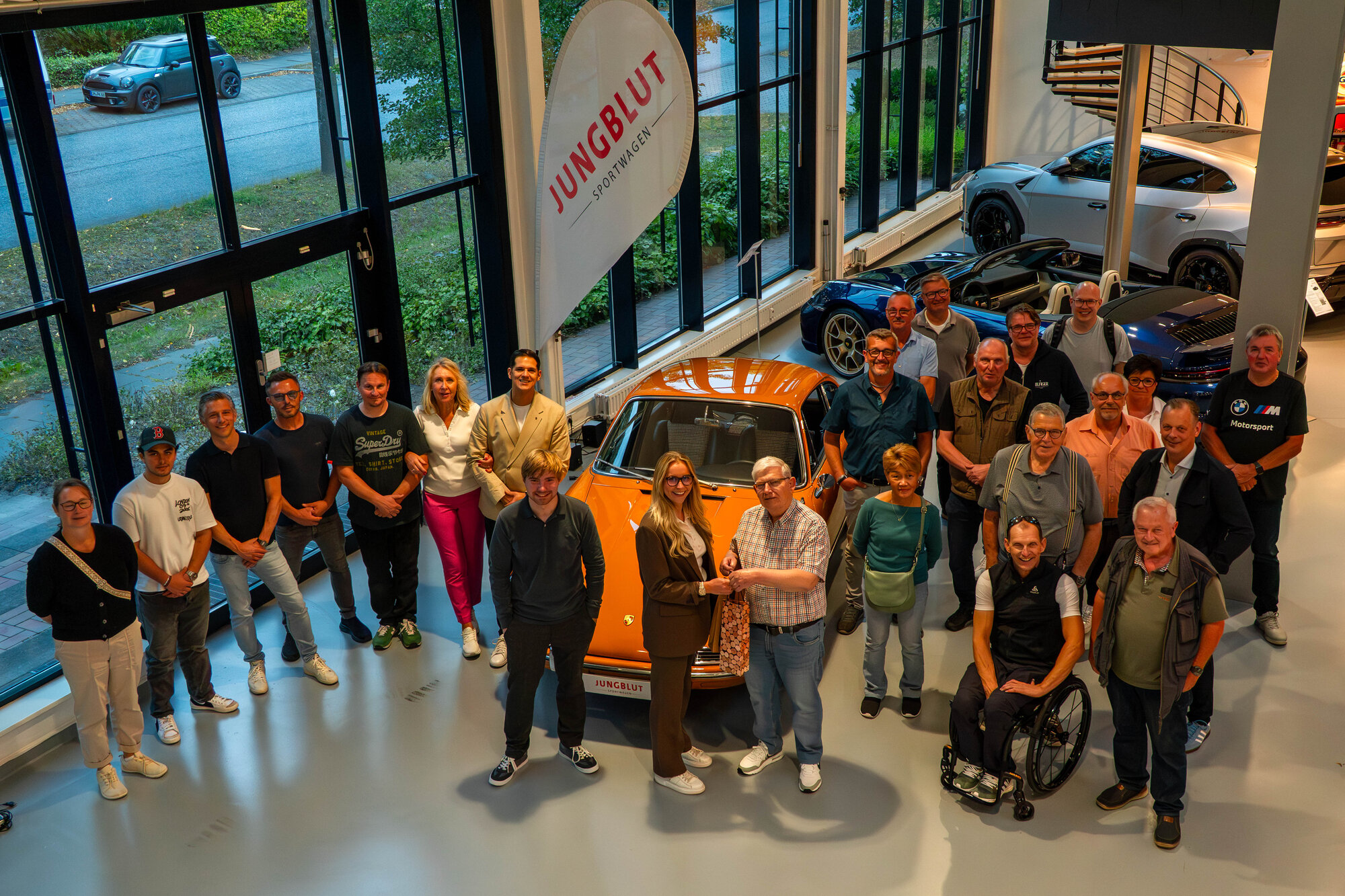 Der Präsident des RC Kaltenkirchen, Heinz-Horst Meyer, übergibt ein Gastgeschenk an Janine Baaima von der Firma Jungblut Sportwagen.