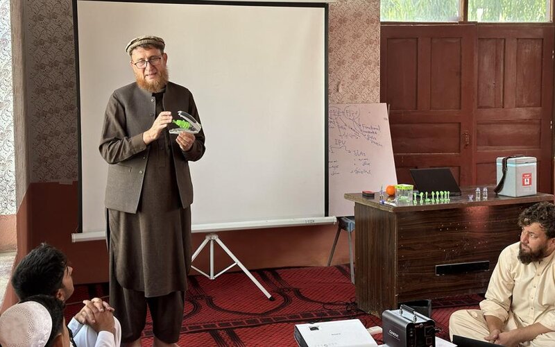 Impfhelfer in Afghanistan lernen den Umgang mit dem Injektor Impfhelfer in Afghanistan lernen den Umgang mit dem Injektor