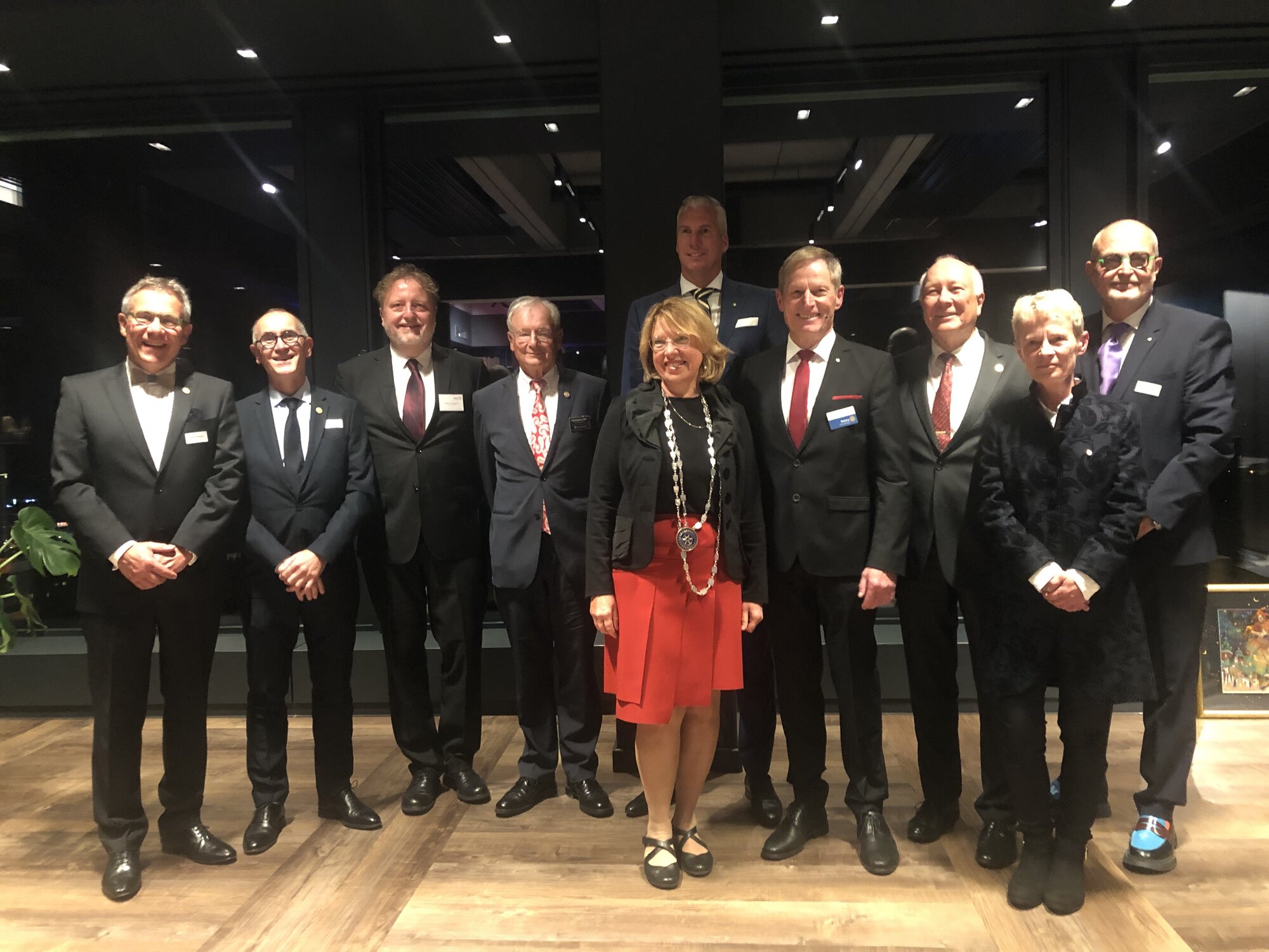 Governor Karin Schulze (M.) und Past-Governor Lore Benz (2. v. r) mit den Präsidenten der Bielefelder und Partner-Clubs