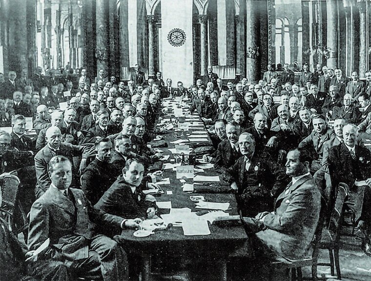 Original und Fälschung: Unter dem Banner des Hakenkreuzes tagen die Teilnehmer der Distriktkonferenz im Jahr 1935 in Wiesbaden. Spätestens 1955 wurde das Foto gefälscht, indem das Hakenkreuz durch das Rotary-Rad ersetzt wurde
