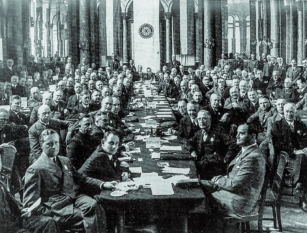 Original und Fälschung: Unter dem Banner des Hakenkreuzes tagen die Teilnehmer der Distriktkonferenz im Jahr 1935 in Wiesbaden. Spätestens 1955 wurde das Foto gefälscht, indem das Hakenkreuz durch das Rotary-Rad ersetzt wurde