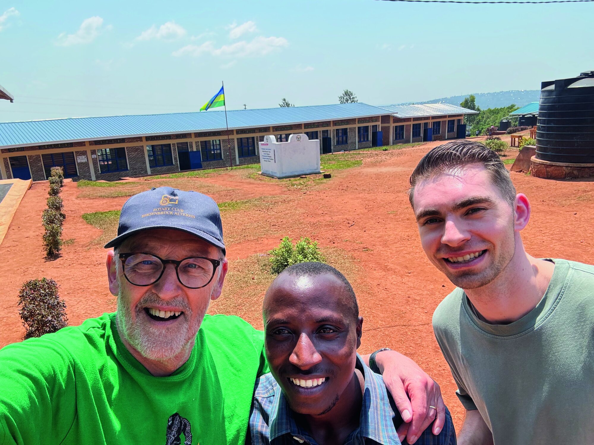 Gerd Beckmann, Schulleiter Jean Paul Nshimiyimana und Adrian Breitlauch auf dem Schulgelände