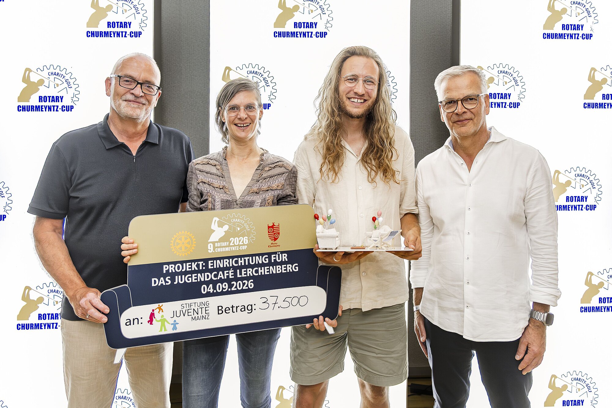 Bei der symbolischen Scheckübergabe für das Jugendcafé Lerchenberg (von links): Hans-Christian Kutzner, Britta Willems und Moritz Riffel vom JUCA Lerchenberg sowie Tobias Bartenbach. Bei der symbolischen Scheckübergabe für das Jugendcafé Lerchenberg (von links): Hans-Christian Kutzner, Britta Willems und Moritz Riffel vom JUCA Lerchenberg sowie Tobias Bartenbach.