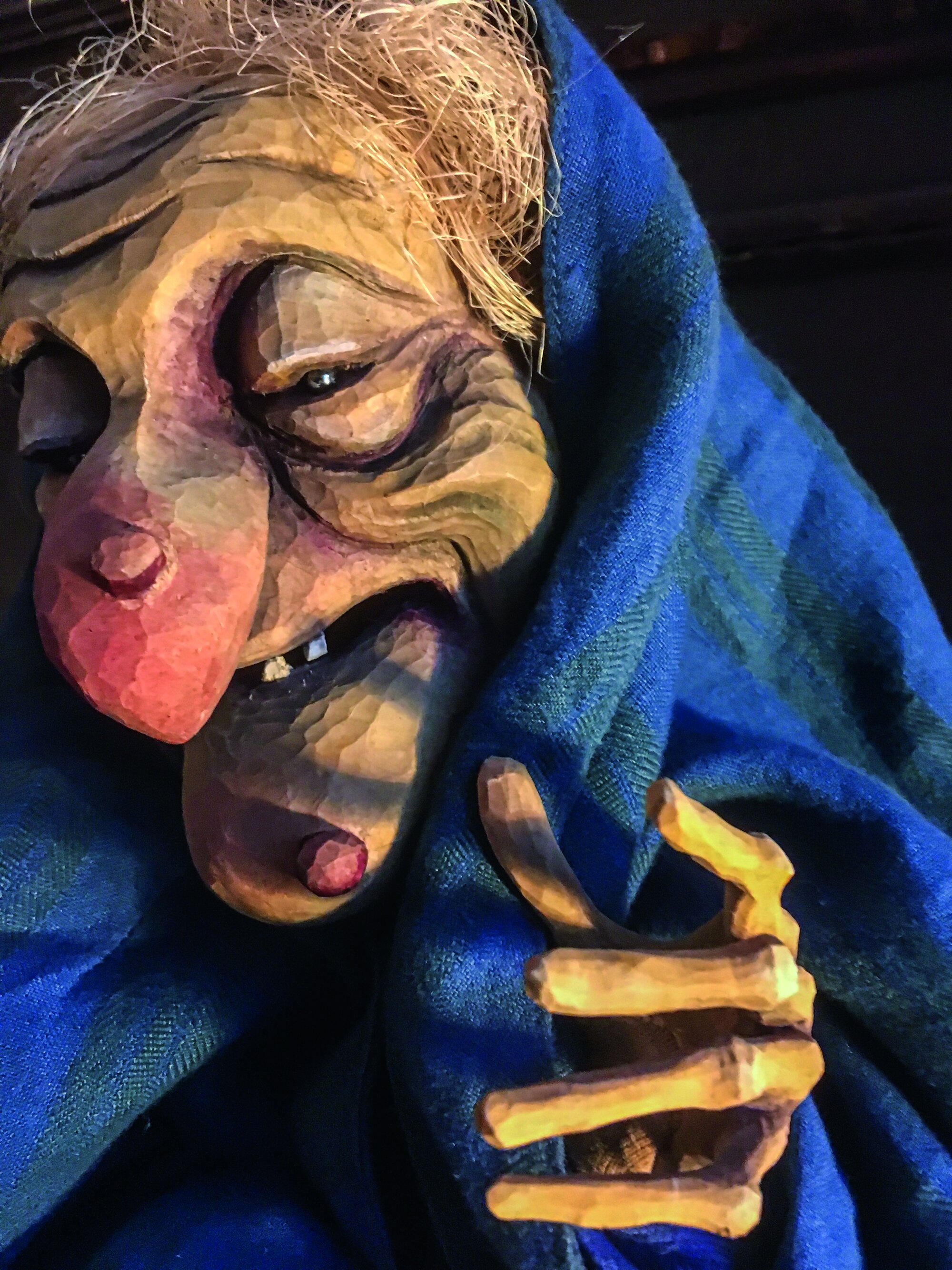 DIE HEXE: mit blauem Stoff, 2020 aus Lindenholz für das Hohenloher Figurentheater gefertigt