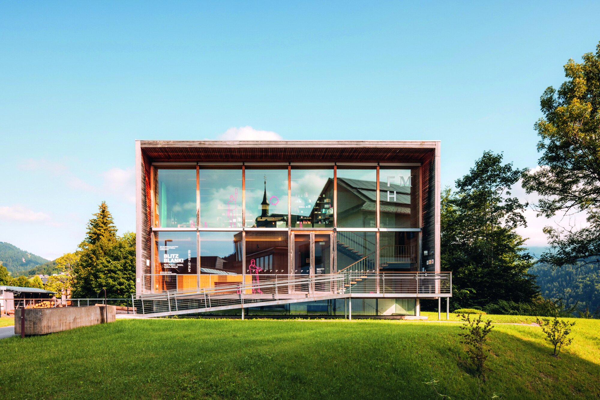 Der „schwebende zweistöckige Holzquader“, in dem sich das Frauenmuseum befindet