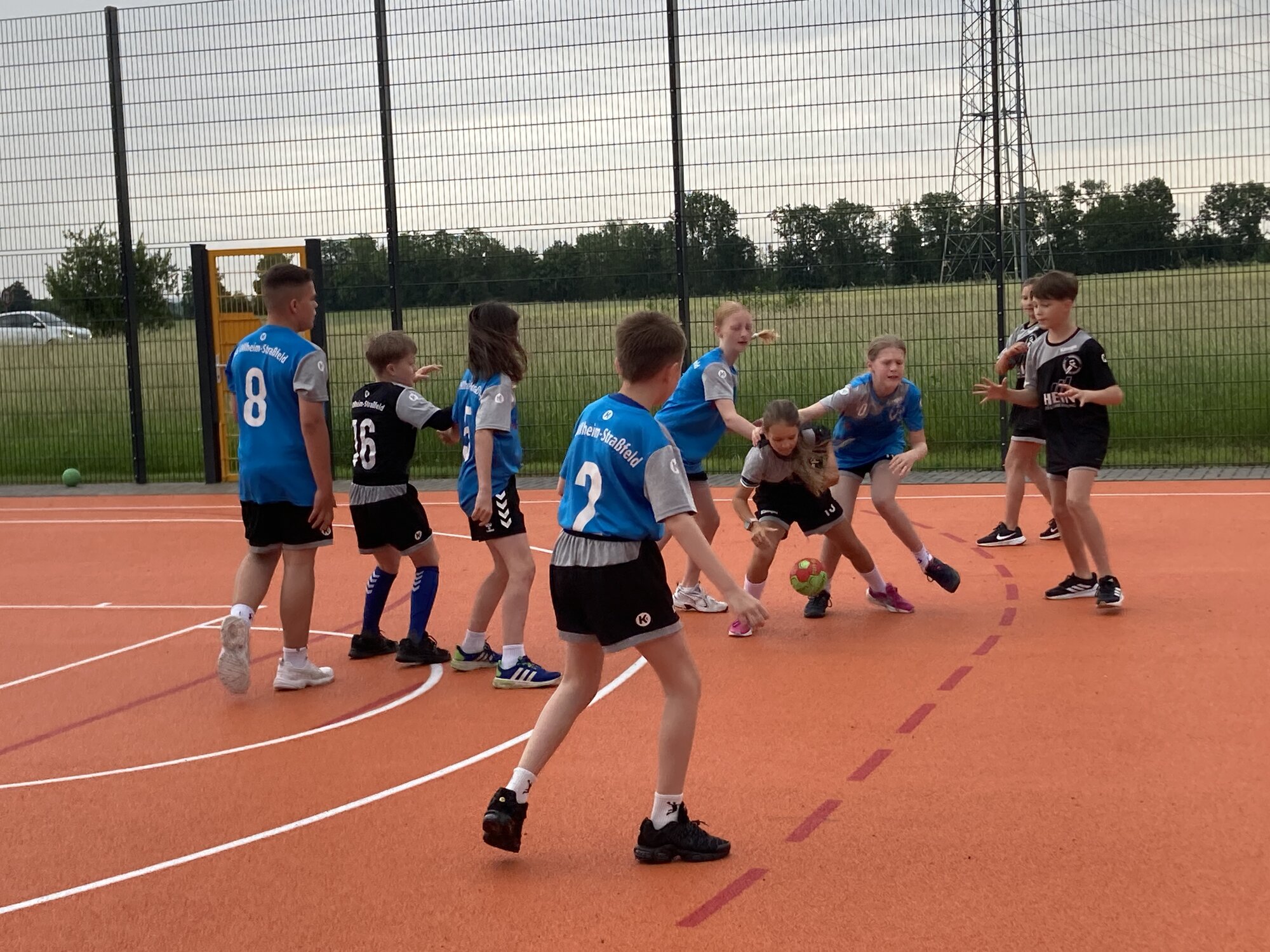 Die Mädchen und Jungen nehmen ihr neues Spielfeld sofort in Besitz