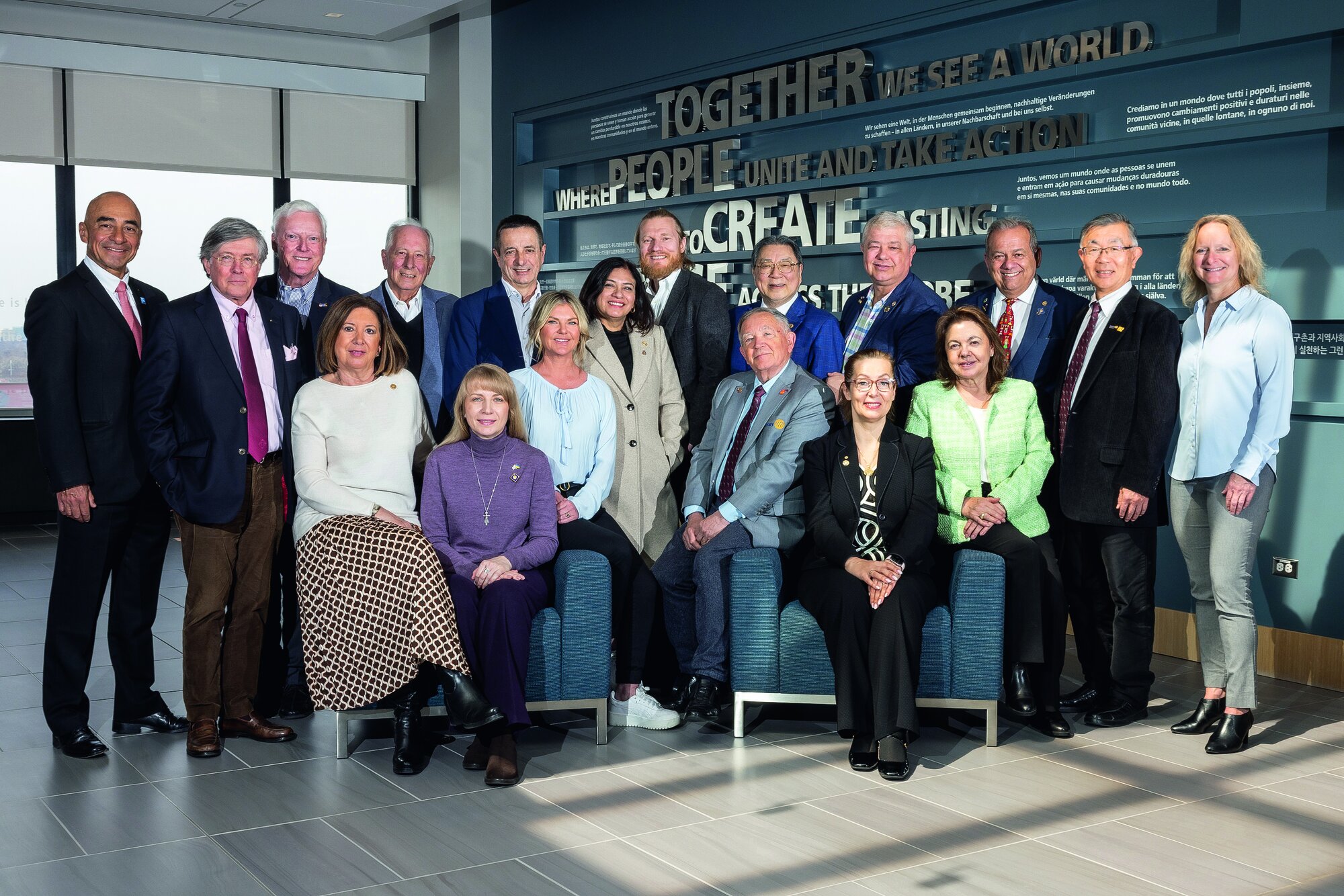Redakteure der internationalen rotarischen Magazine beim diesjährigen Treffen – auf der obersten Etage des One Rotary Centers mit Blick auf Chicago