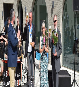 Josef Melecky (links) aus dem Partnerdistrikt 2240 (Tschechien und Slowakei) brachte dem scheidenden Governor Hans Neuser (rechts, mit Frau) und dessen Nachfolger Daniel Neuer ein Bier: Auf ein gutes neues rotarisches Jahr! 