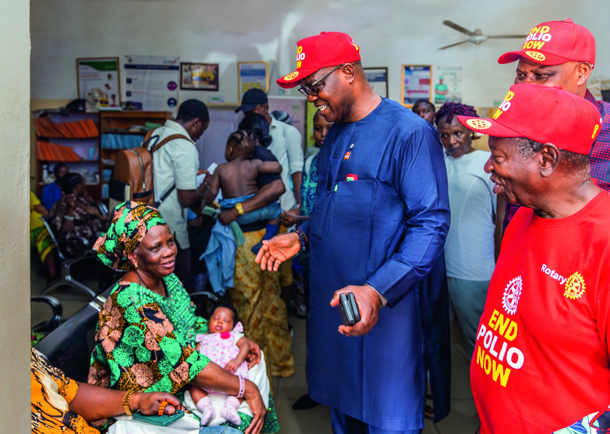 Joshua Hassan (r.), Vorsitzender des Polio-Plus-Ausschusses von Rotary in Nigeria, führt Babalola durch die Einrichtung