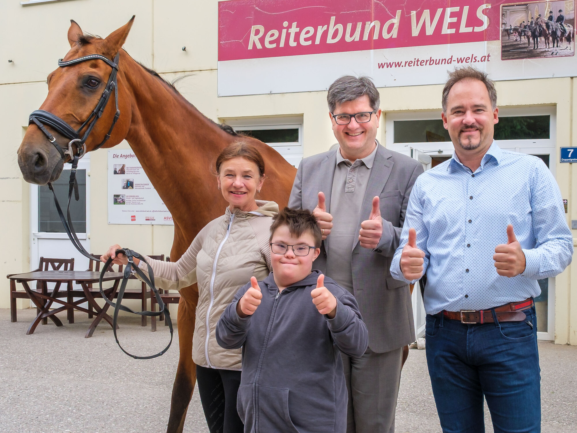 Tobias Loizenbauer (vorn) freut sich zusammen mit Karin Wurm (Reiterbund Wels) sowie Franz Edlbauer und Claus Bruckschweiger (RC Wels) über das neue Therapiepferd „Rotary Stakkartoon“