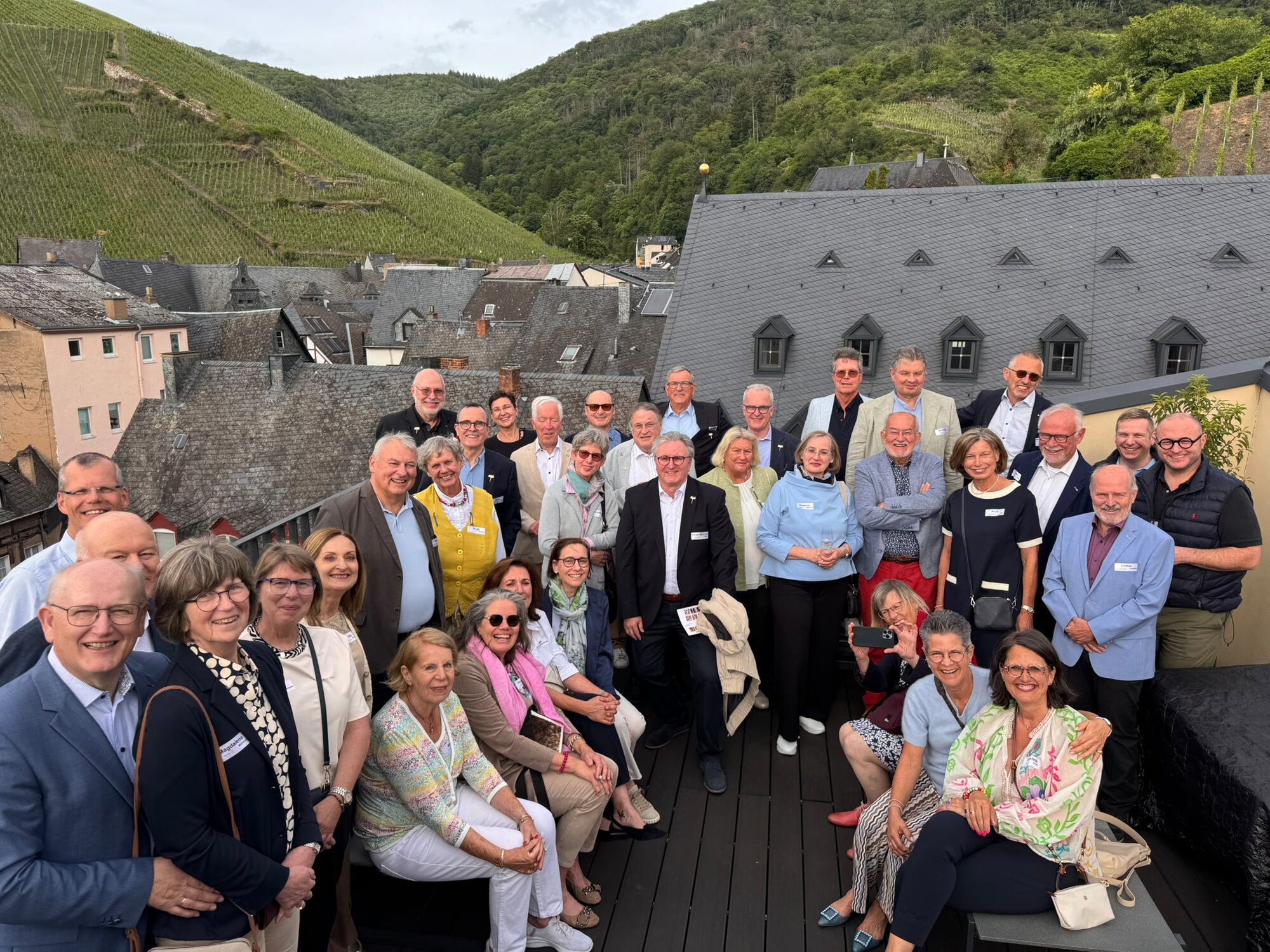 Die Weinfreunde genossen an der Mosel nicht nur feine Tropfen, sondern auch das historische Ambiente Die Weinfreunde genossen an der Mosel nicht nur feine Tropfen, sondern auch das historische Ambiente