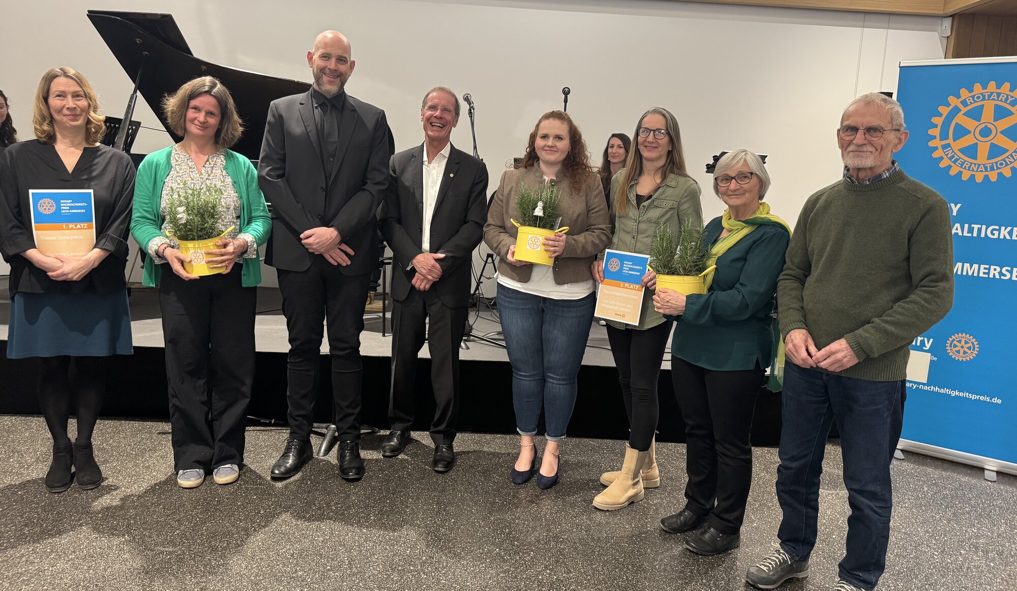 Mirjam Kendler und Nina Klusmeier ("Theater unbegrenzt“), Michael Kramer (Leiter der Carl-Orff-Schule), der künftige Rotary-Governor Thomas Münkel, Katharina Graf und Brigitte Graf (Carl-Orff-Schule), Thea Schneider und Hans Starke vom Verein „Füre Mirjam Kendler und Nina Klusmeier ("Theater unbegrenzt“), Michael Kramer (Leiter der Carl-Orff-Schule), der künftige Rotary-Governor Thomas Münkel, Katharina Graf und Brigitte Graf (Carl-Orff-Schule), Thea Schneider und Hans Starke vom Verein „Füreineinander“