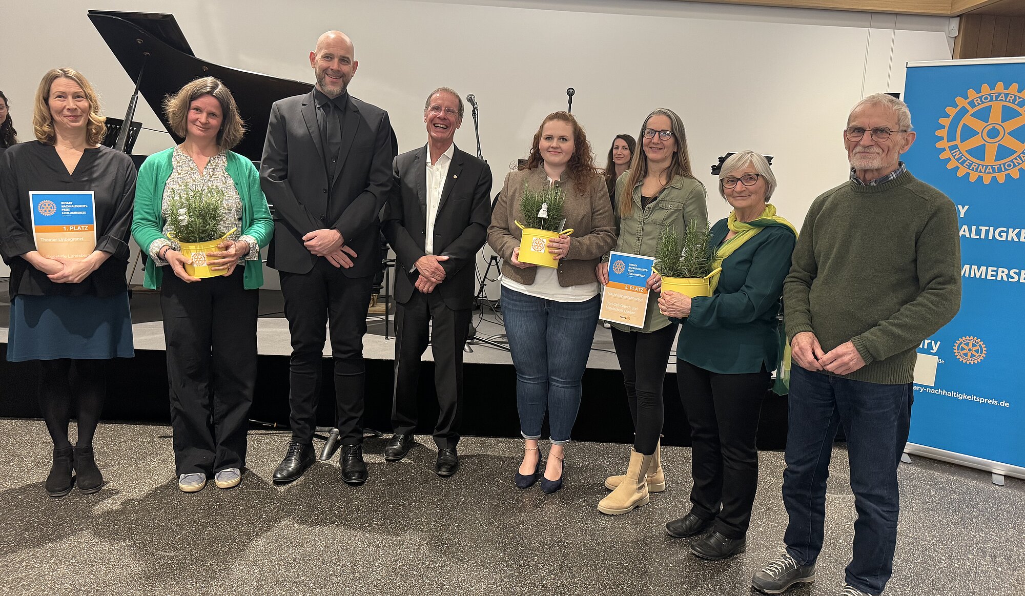 Mirjam Kendler und Nina Klusmeier ("Theater unbegrenzt“), Michael Kramer (Leiter der Carl-Orff-Schule), der künftige Rotary-Governor Thomas Münkel, Katharina Graf und Brigitte Graf (Carl-Orff-Schule), Thea Schneider und Hans Starke vom Verein „Füre Mirjam Kendler und Nina Klusmeier ("Theater unbegrenzt“), Michael Kramer (Leiter der Carl-Orff-Schule), der künftige Rotary-Governor Thomas Münkel, Katharina Graf und Brigitte Graf (Carl-Orff-Schule), Thea Schneider und Hans Starke vom Verein „Füreineinander“