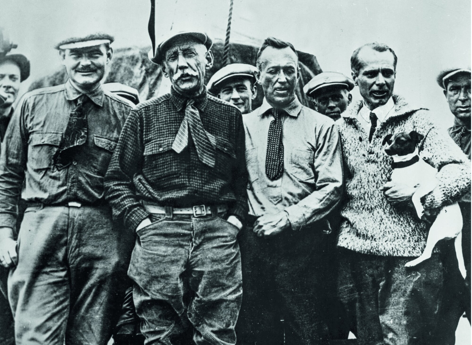 Siegerfoto in Seattle im Jahr 1926 (v.l.): Hjalmar Riiser-Larsen, Roald Amundsen, Lincoln Ellsworth and Umberto Nobile mit seinem Hund