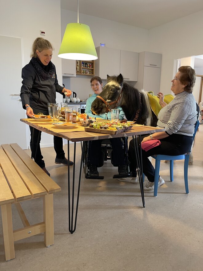 Am Küchentisch sorgt Ponydame Dausy für gute Stimmung. Mit 36 Jahren ist sie die Omi des Lichblickhofs. Links im Bild: Hospizleiterin Roswitha Zink