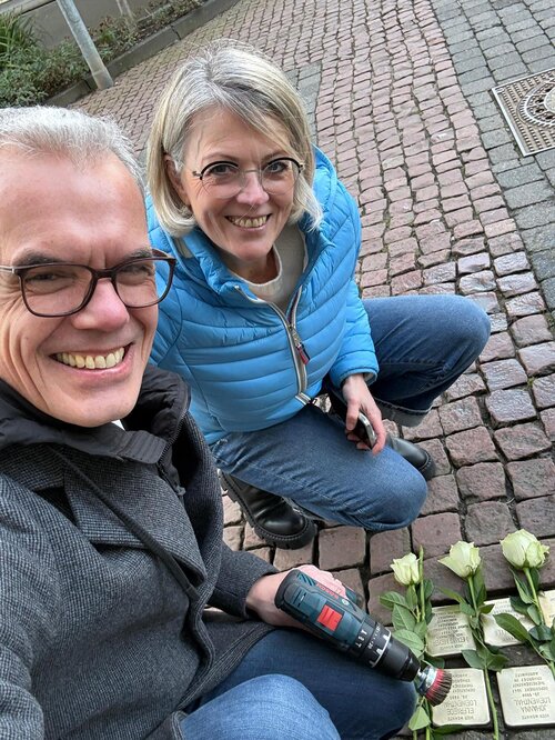 Stolpersteinreinigung: Incoming President Andreas Stapelmann und seine Frau Britta beteiligten sich an der Reinigung der 175 Stolpersteine in Mülheim an der Ruhr. 