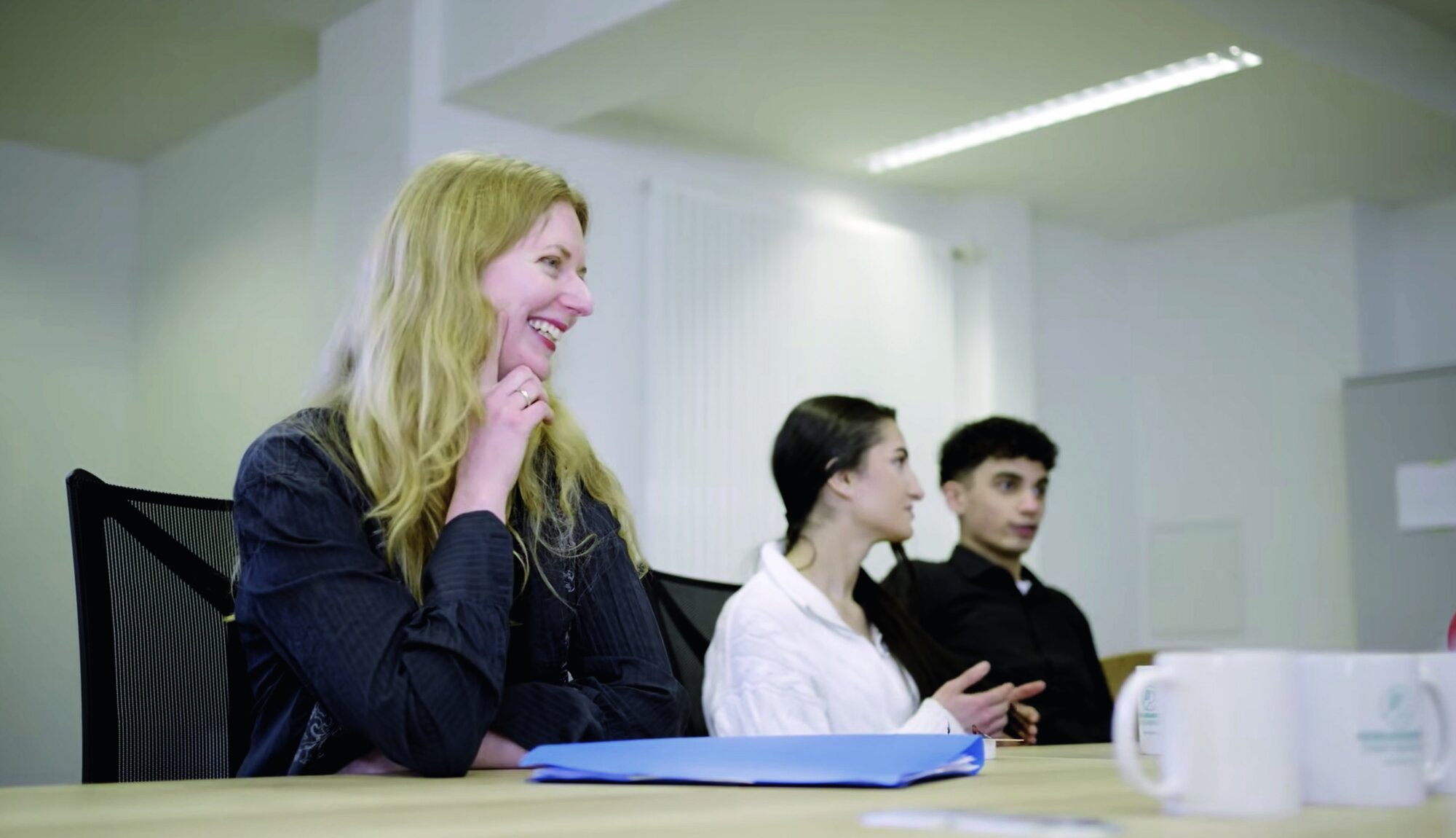 Katharina Ziesen (oben) hilft Schülern wie Mert (rechts) bei seinemBewerbungsprozess