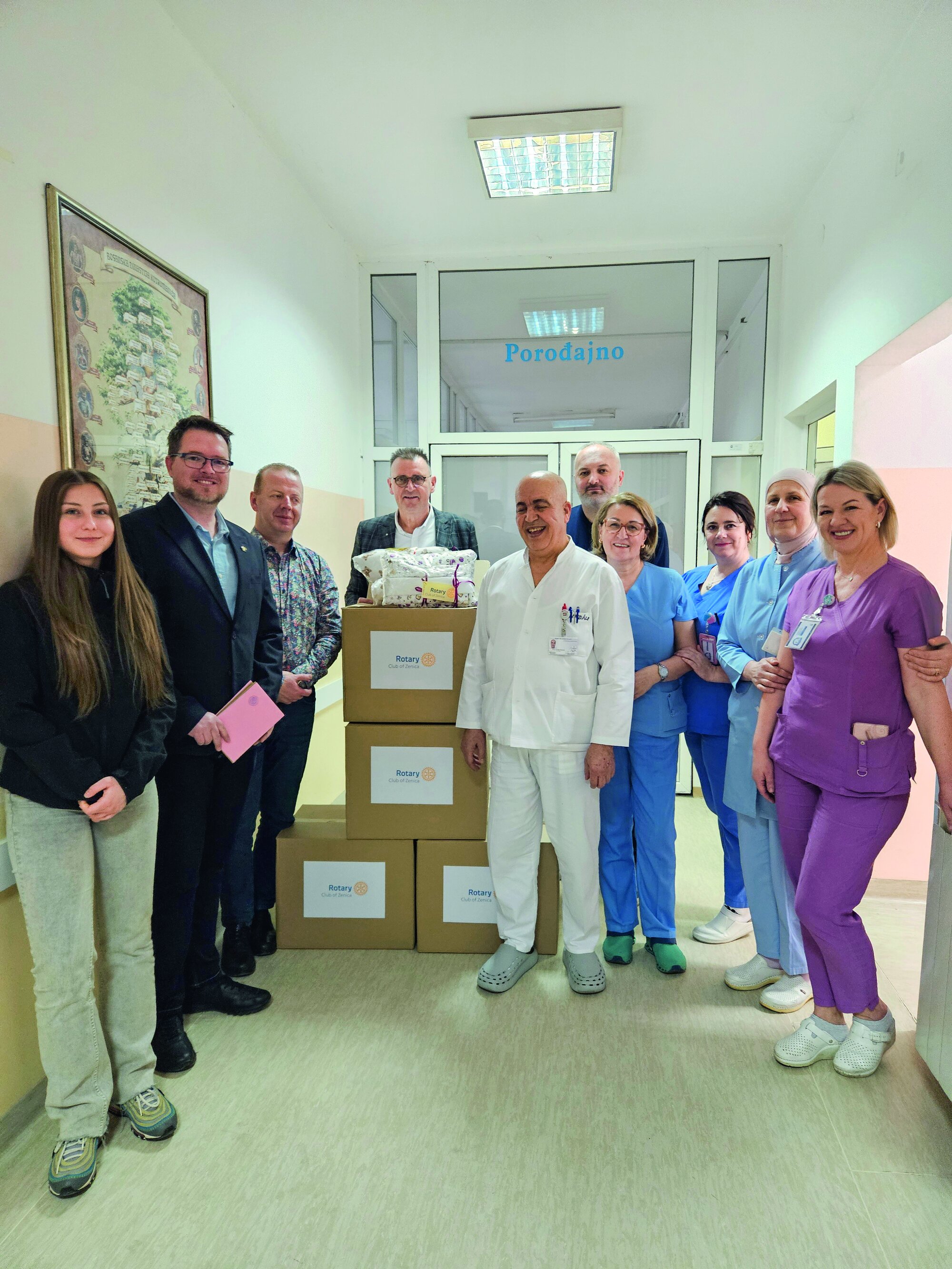Die Mitglieder des RC Zenica übergeben Kartons mit Geschenken ans Klinikpersonal Die Mitglieder des RC Zenica übergeben Kartons mit Geschenken ans Klinikpersonal