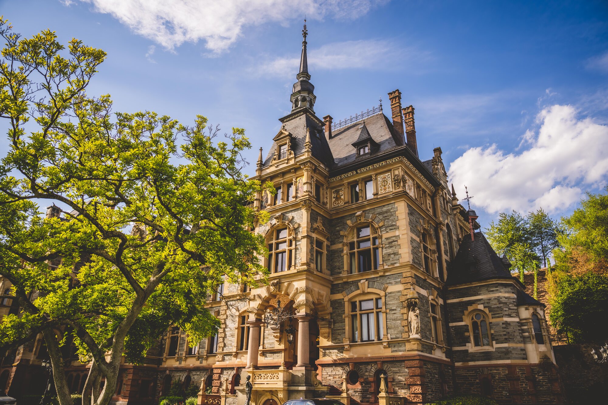 Ein Schloss an der Mosel ist Tagungsort der Distriktkonferenz