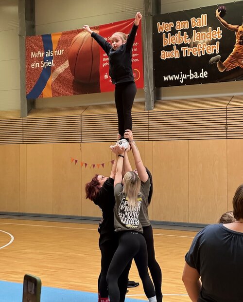 Erster Versuch beim Cheerleading: gleich geklappt und ganz hoch hinaus Erster Versuch beim Cheerleading: gleich geklappt und ganz hoch hinaus