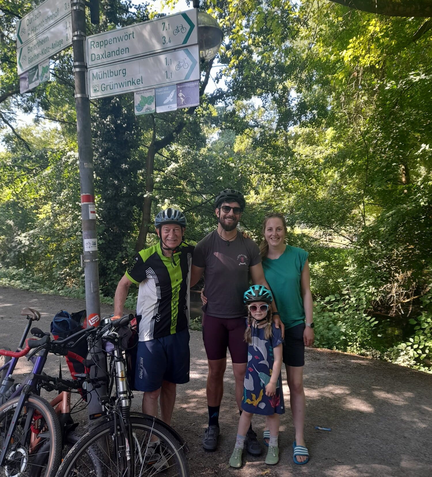 Auch die Kleinsten wollten mitstrampeln – Rainer Jaensch mit Unterstützern