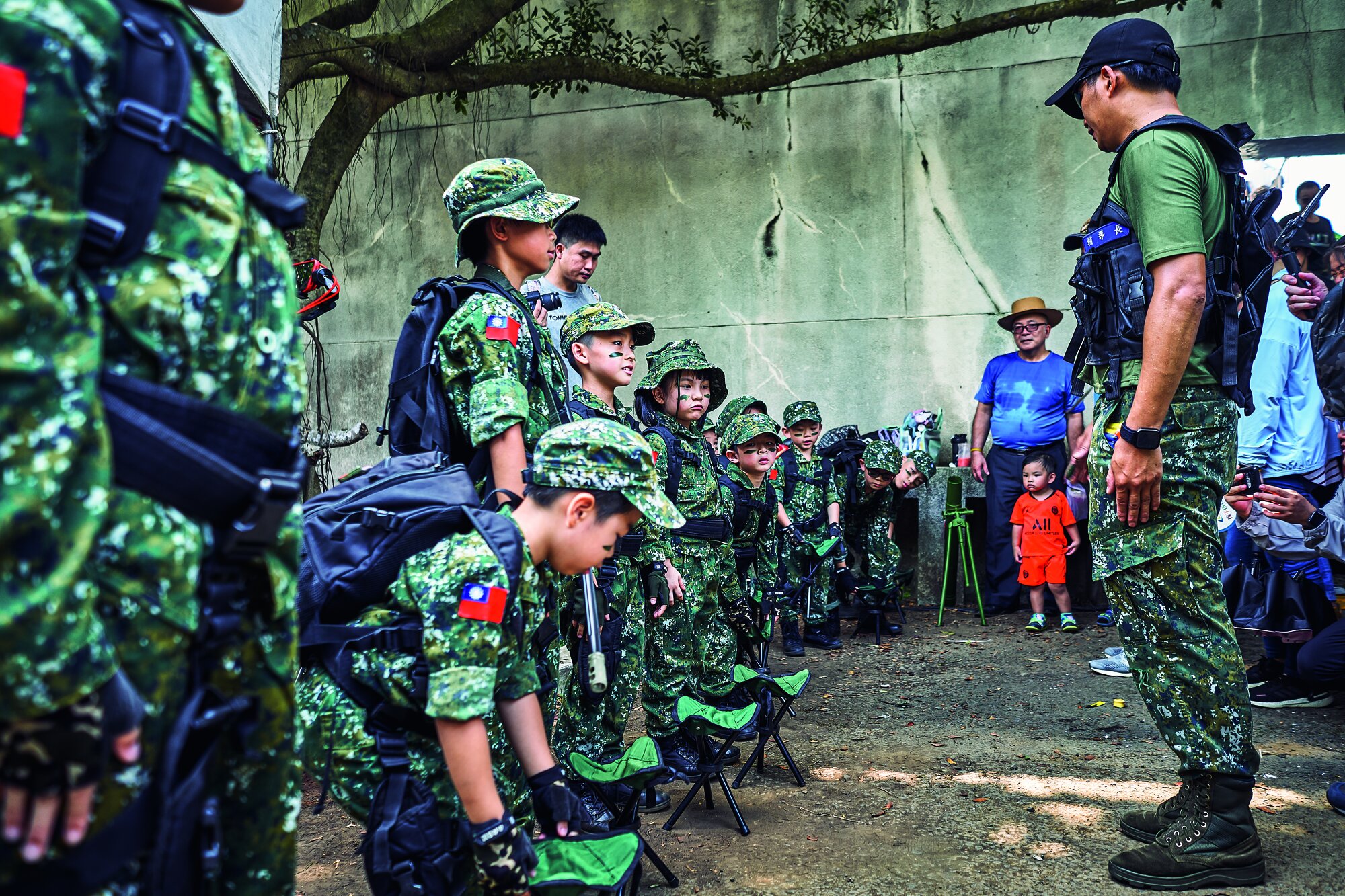 Kinder in Militäruniformen bei einem Tag der offenen Tür auf einem Militärstützpunkt in Hsinchu/Taiwan Kinder in Militäruniformen bei einem Tag der offenen Tür auf einem Militärstützpunkt in Hsinchu/Taiwan