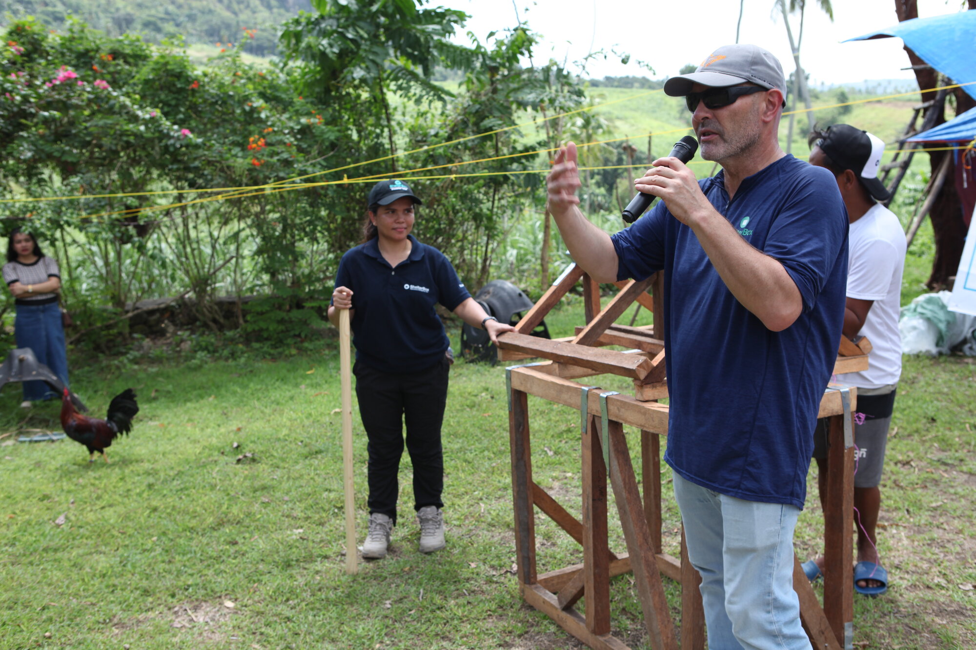 Dave Ray in seinem Element: Er erklärt, wie mit den Hilfsgütern eine Unterkunft gebaut werden kann. 