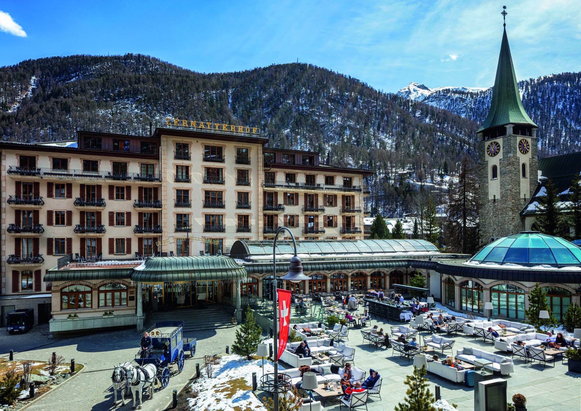 Bahnhof-Shuttle mit Lipizzanern vor malerischer Kulisse