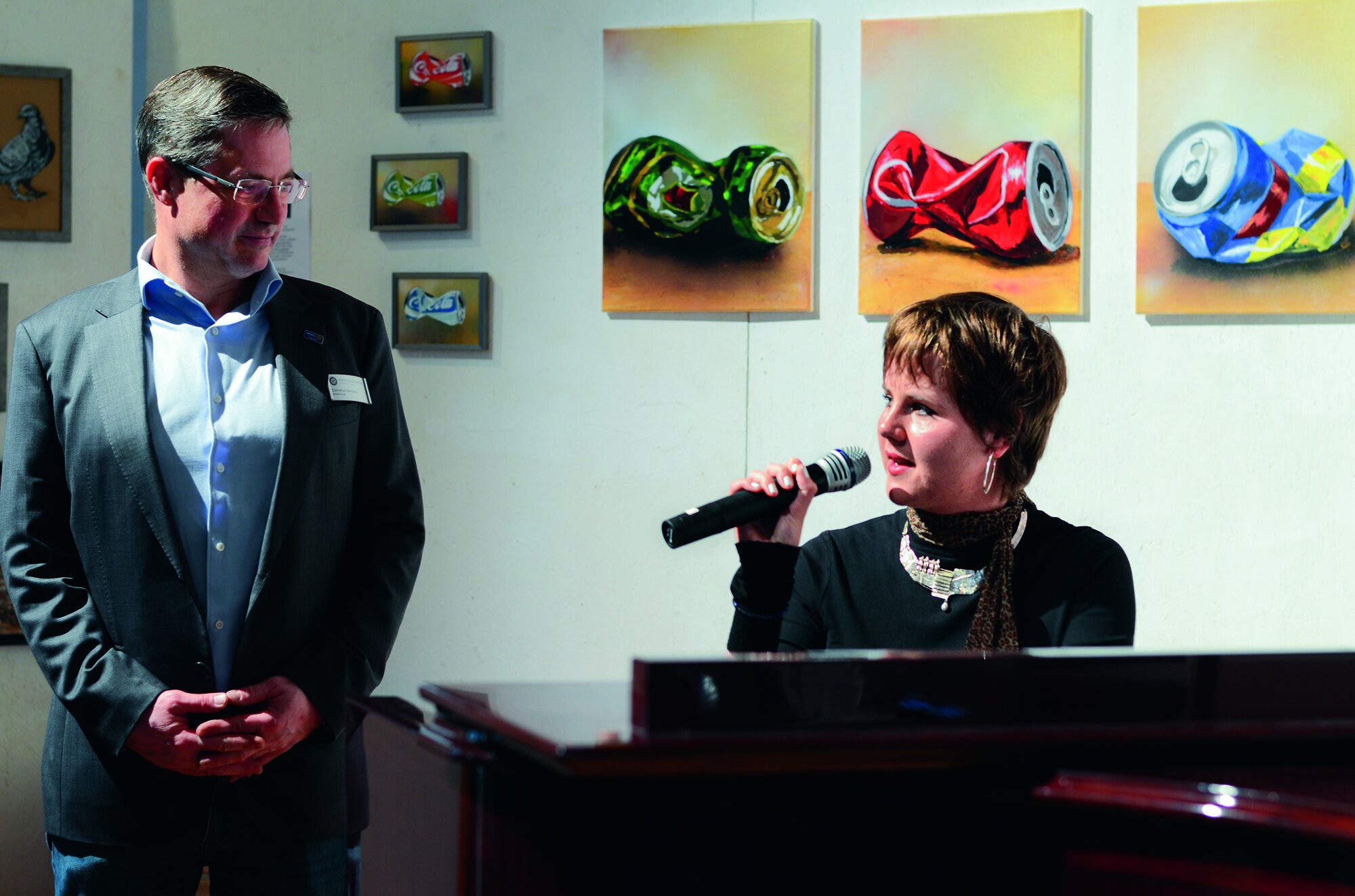 Cornelius Bendixen, Präsident des RC Amrum, übergab das Wort an die Sängerin und Musikerin Charlotte Hansen Cornelius Bendixen, Präsident des RC Amrum, übergab das Wort an die Sängerin und Musikerin Charlotte Hansen