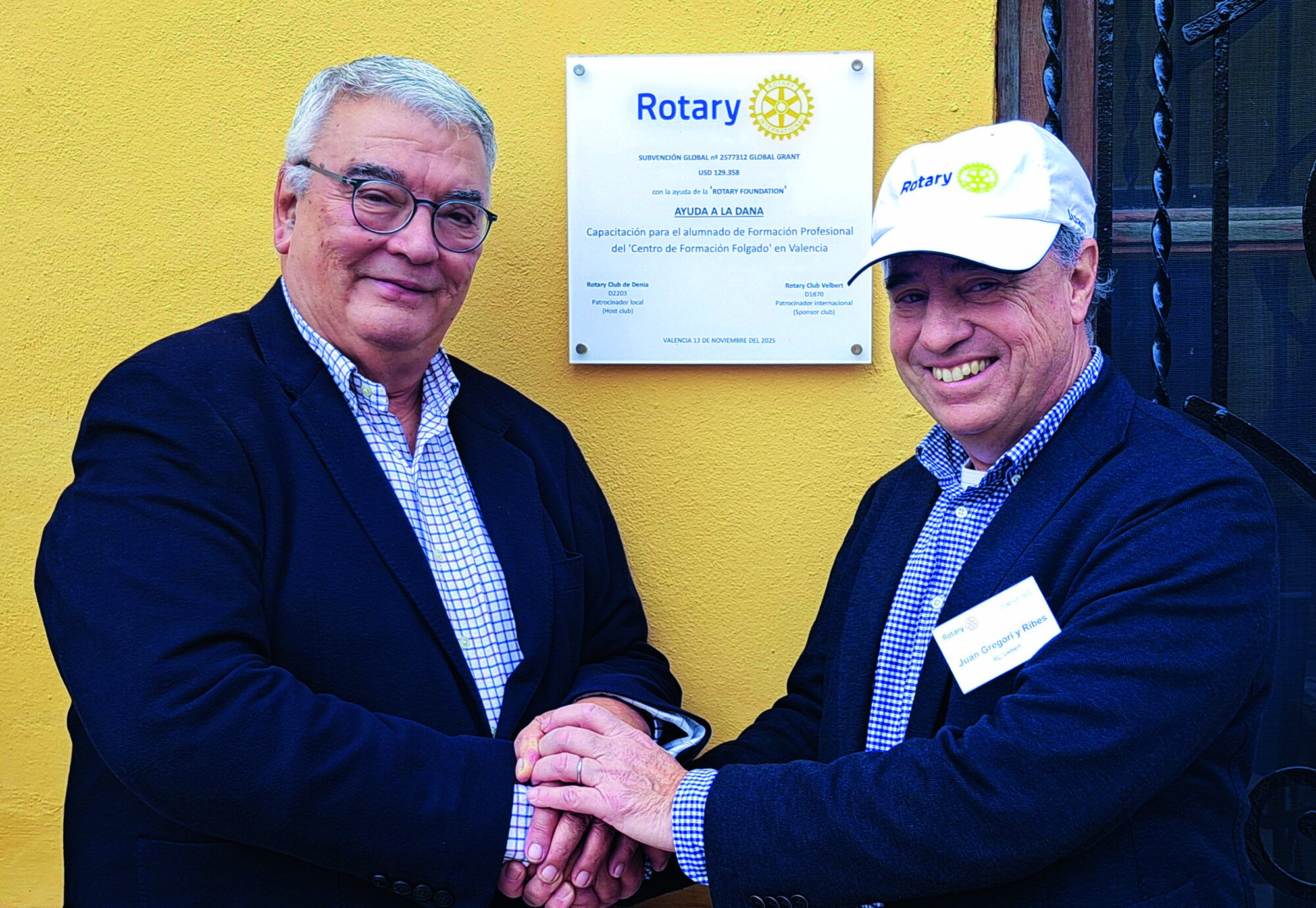 Juan Gregori y Ribes (r.) mit Paco Chapa (RC Dénia) vor der Tafel an der Außenwand des Ausbildungszentrums Folgado Juan Gregori y Ribes (r.) mit Paco Chapa (RC Dénia) vor der Tafel an der Außenwand des Ausbildungszentrums Folgado