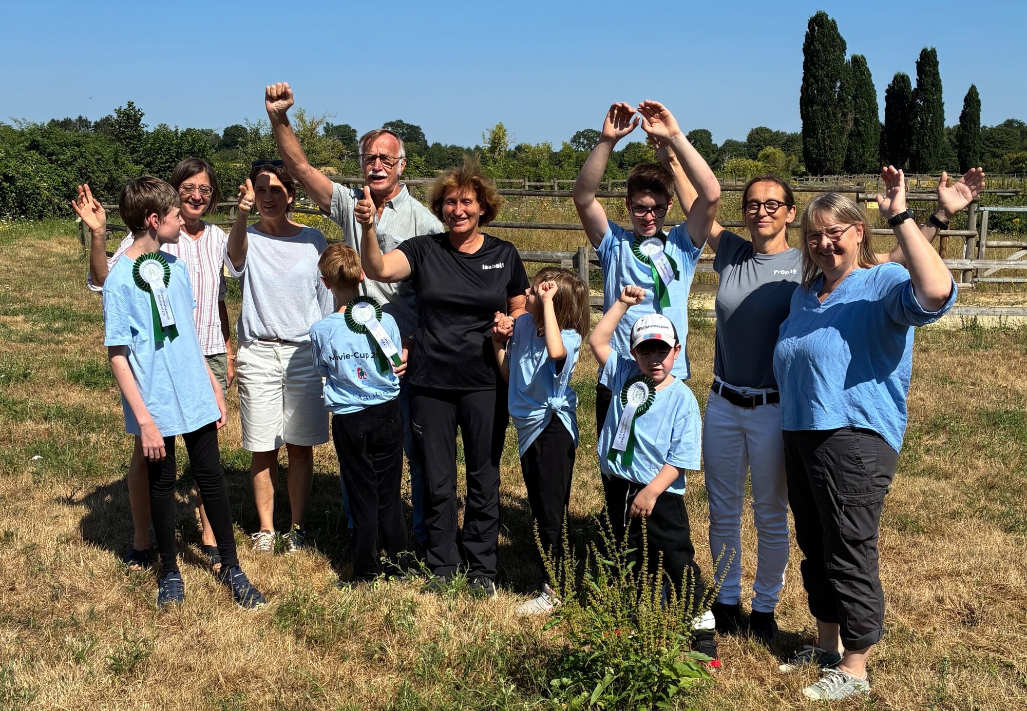 Stolze Gesichter nach dem gelungenen Turnier: (von links): Tobi, Sandra Siegert, Kathrin Kuhl (Schulleiterin), Maurice, Dr. Norbert Golz (Rotary Club Euskirchen), Isabel Riedling, Mia, Anton (hinten, Ben, Yvonne Büchel, Sabine Isop