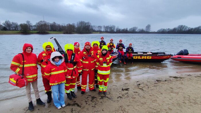 Neujahrssschwimmen Wesel: Die DLRG war für die Sicherheit im und am Wasser zuständig und hat mit ihrem ehrenamtlichen Einsatz zum Erfolg der Premiere beigetragen. 