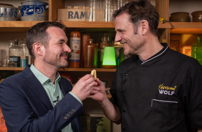 D1940_CharityCheeseTasting_NikoRaap-WolfWagener.png Charity Cheese Tasting: Niko Raap und Wolf Wagener vermitteln beim Käse-Tasting Wissenswertes zu Käse aus aller Welt.
