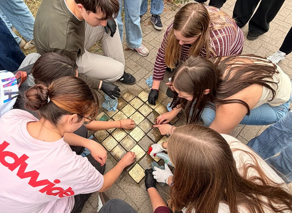 Austauschschüler beim Reinigen der Stolpersteine Austauschschüler beim Reinigen der Stolpersteine