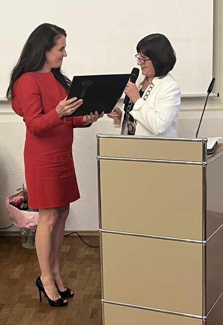 Governor Elke Bartels überreicht des Gründungspräsidentin des RC Pferdesport Vera von Garrel die Charterurkunde Governor Elke Bartels überreicht des Gründungspräsidentin des RC Pferdesport Vera von Garrel die Charterurkunde