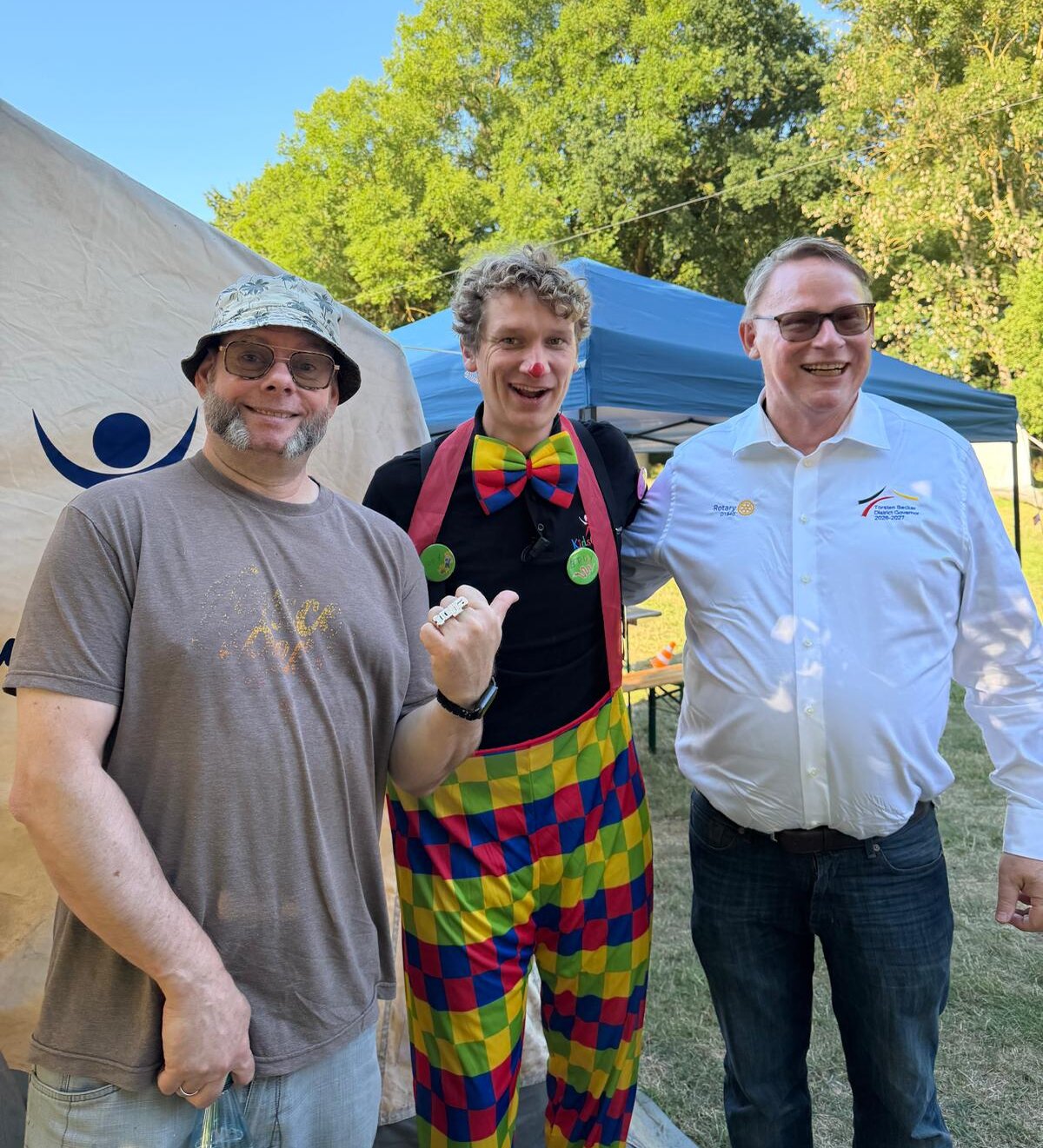 Governor Torsten Becker kam auf Stippvisite zu Zelthelfern und Clowns