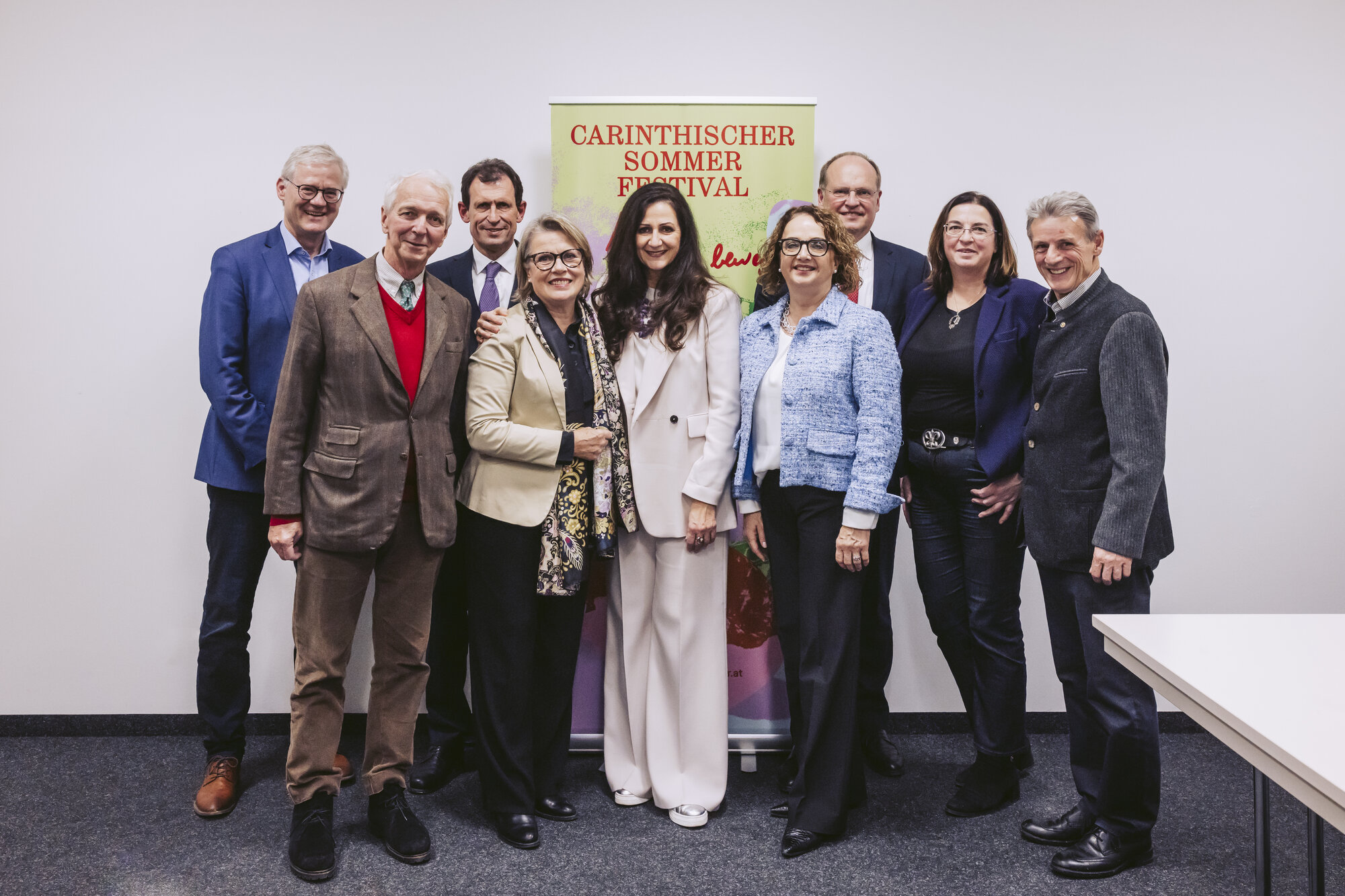 Der alte und der neue Vorstand des Vereins Carinthischer Sommer mit prominenter rotarischer Besetzung (v. l. n. r.): Werner Pietsch (RC St. Veit a. d. Glan), Ulrich Glaunach (RC Wien-Oper), Christoph Grabenwarter (RC Graz-Zeughaus), Bernarda Fink, Intendantin Nadja Kayali (Ehrenmitglied RC Villach), Maria Radinger (RC Villach-Park), der neue Obmann Christian Kircher (RC Wien-Stephansplatz), Alexandra Burgstaller sowie der bisherige Obmann Klemens Fheodoroff (RC Hermagor und Ehrenmitglied des RC Villach)