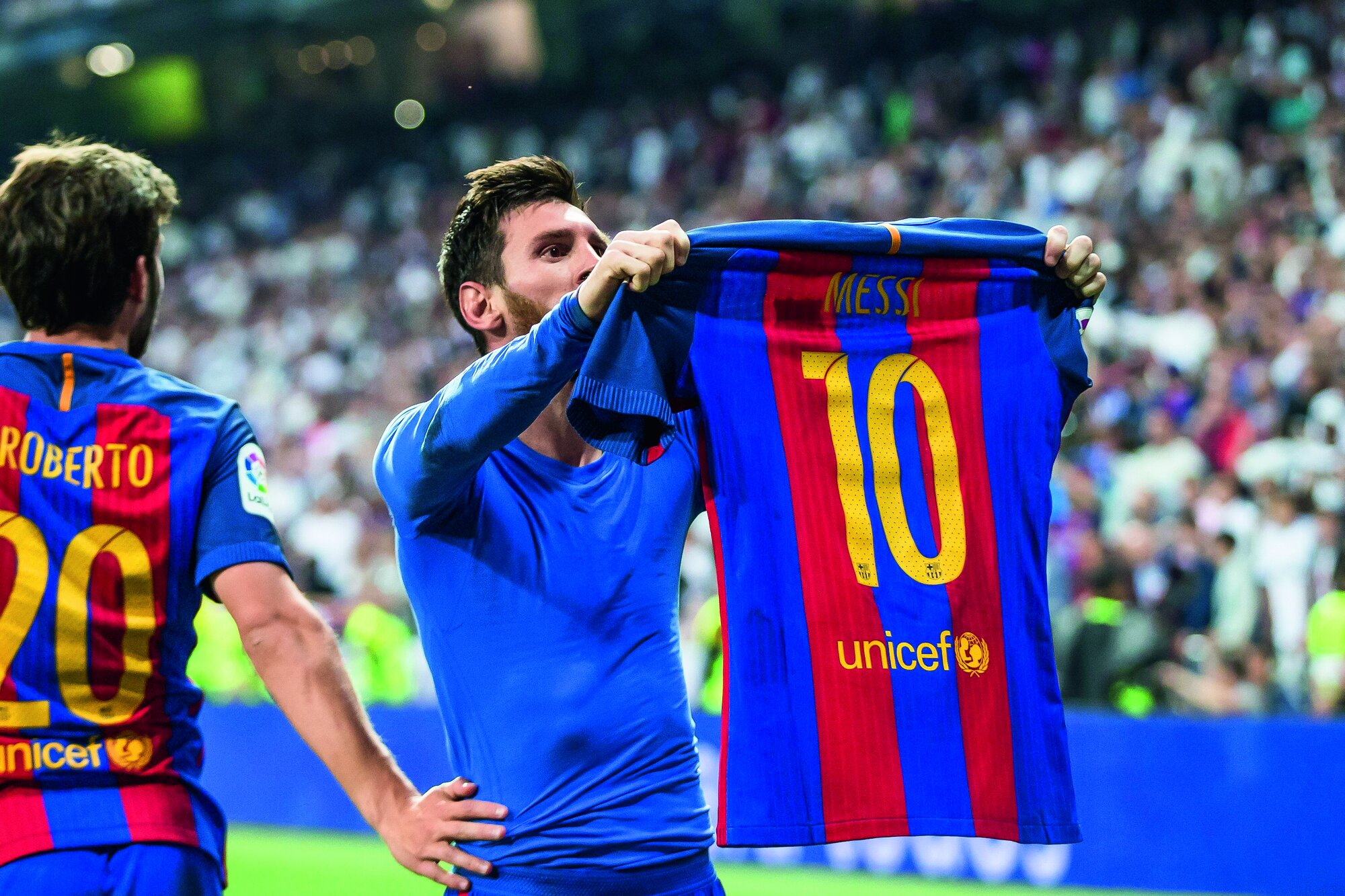 Ein Bild für die Ewigkeit: Lionel Messi posiert am 23. April 2017 vor den perplexen Real-Fans, nachdem er tief in der Nachspielzeit zum 3:2 für den FC Barcelona getroffen hat Ein Bild für die Ewigkeit: Lionel Messi posiert am 23. April 2017 vor den perplexen Real-Fans, nachdem er tief in der Nachspielzeit zum 3:2 für den FC Barcelona getroffen hat