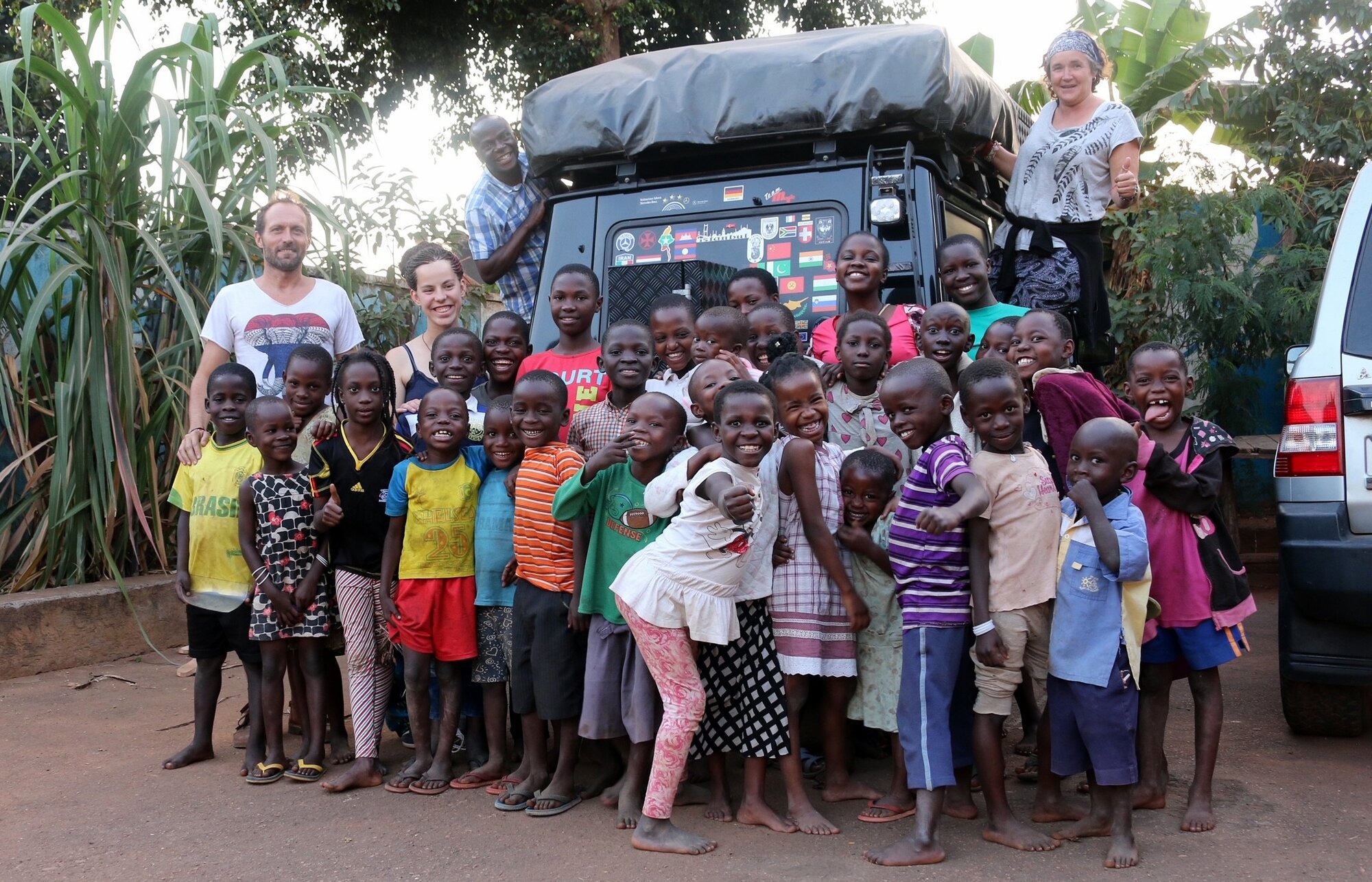 Stefan Hauser vom RC Schopfheim-Wiesental uns seine Gattin Annette besuchen auf der letzten Etappe ihrer zweieinhalbjährigen Weltreise durch drei Kontinente und 45 Länder mit ihrem Mercedes G-Klasse das Rainbow House of Hope in Kampala (Mehr zu ihrer Stefan Hauser vom RC Schopfheim-Wiesental uns seine Gattin Annette besuchen auf der letzten Etappe ihrer zweieinhalbjährigen Weltreise durch drei Kontinente und 45 Länder mit ihrem Mercedes G-Klasse das Rainbow House of Hope in Kampala (Mehr zu ihrer Reise auf :