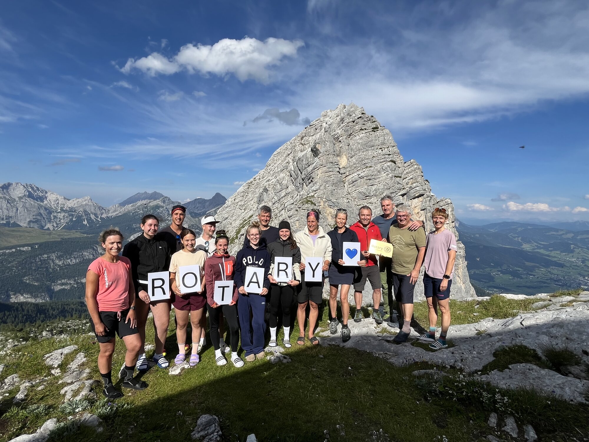 Mit Rotary ganz nach oben auf die Passauer Hütte (von rechts): Schulleiterin Margit Uhrmann, DAV-Vorstand Lothar Schramm, Hüttenwirt Michael Faber, Ideengeber Peter Niedermeier und das Schulteam aus Hauzenberg Mit Rotary ganz nach oben auf die Passauer Hütte (von rechts): Schulleiterin Margit Uhrmann, DAV-Vorstand Lothar Schramm, Hüttenwirt Michael Faber, Ideengeber Peter Niedermeier und das Schulteam aus Hauzenberg
