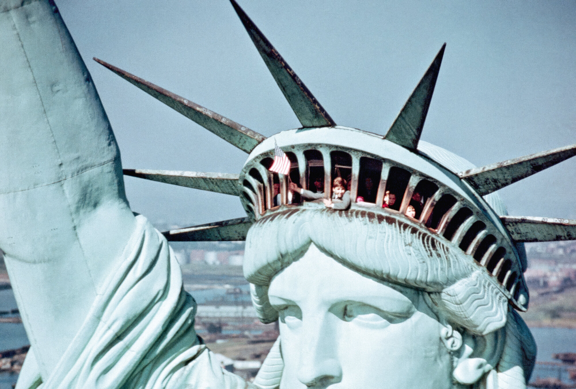 Symbol des liberalen Amerika: Ein Kind schwenkt die Flagge der Vereinigten Staaten von der Krone der Freiheitsstatue