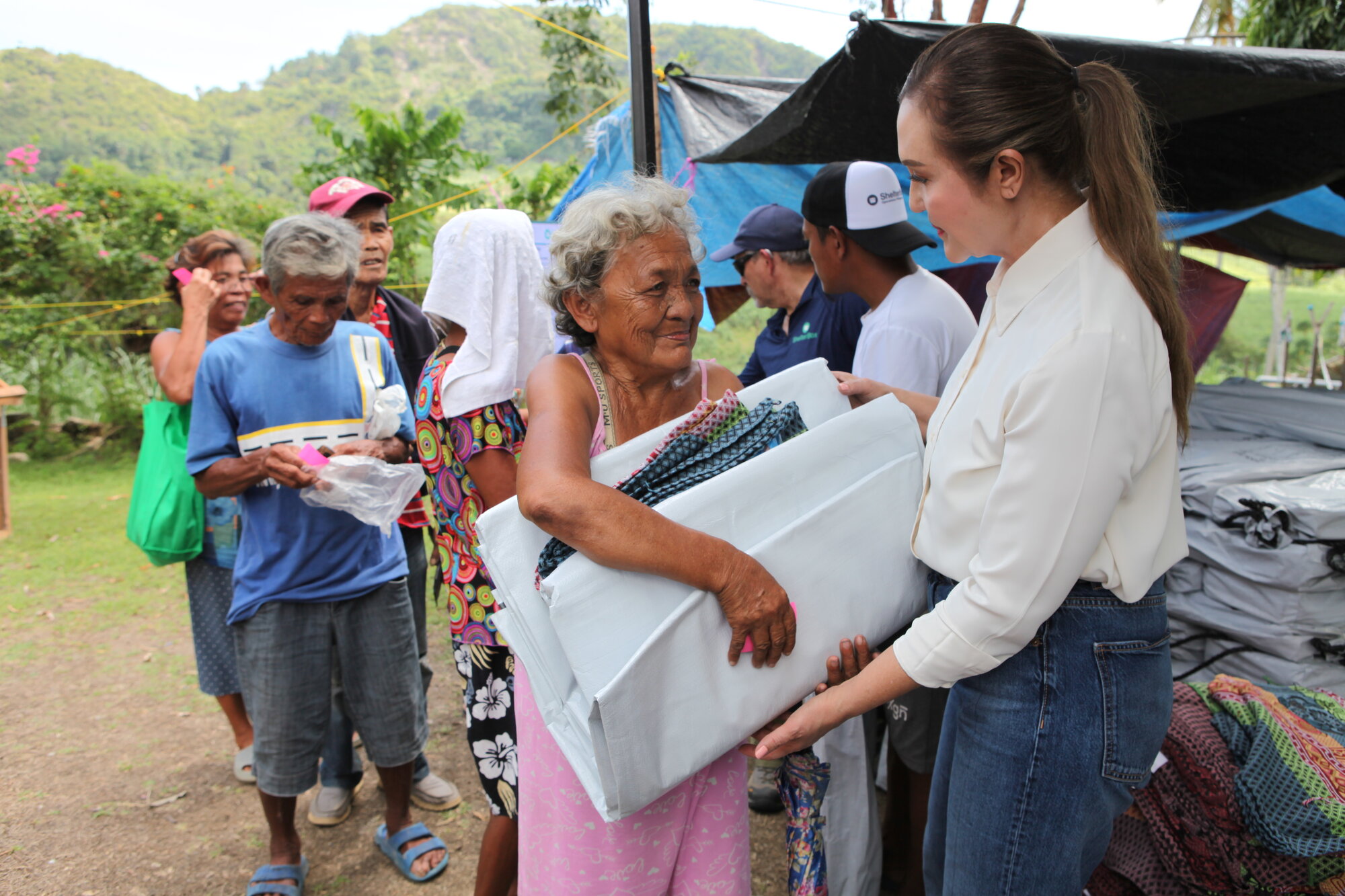 Mildred Vitangcol packt gerne mit an, wenn dringend benötigte Hilfsgüter verteilt werden.