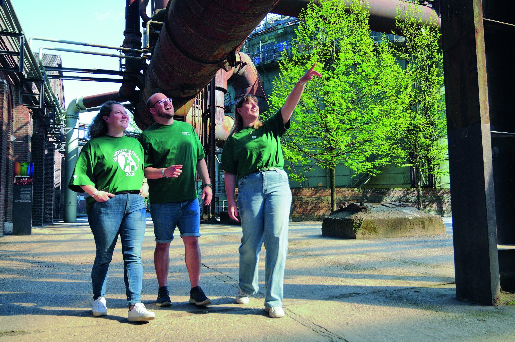 Lena Doerpinghaus (l.) erkundet gemeinsam mit den Mitorganisatoren Niklas Wiskandt und Ramona de Groot den Duisburger Landschaftspark Lena Doerpinghaus (l.) erkundet gemeinsam mit den Mitorganisatoren Niklas Wiskandt und Ramona de Groot den Duisburger Landschaftspark