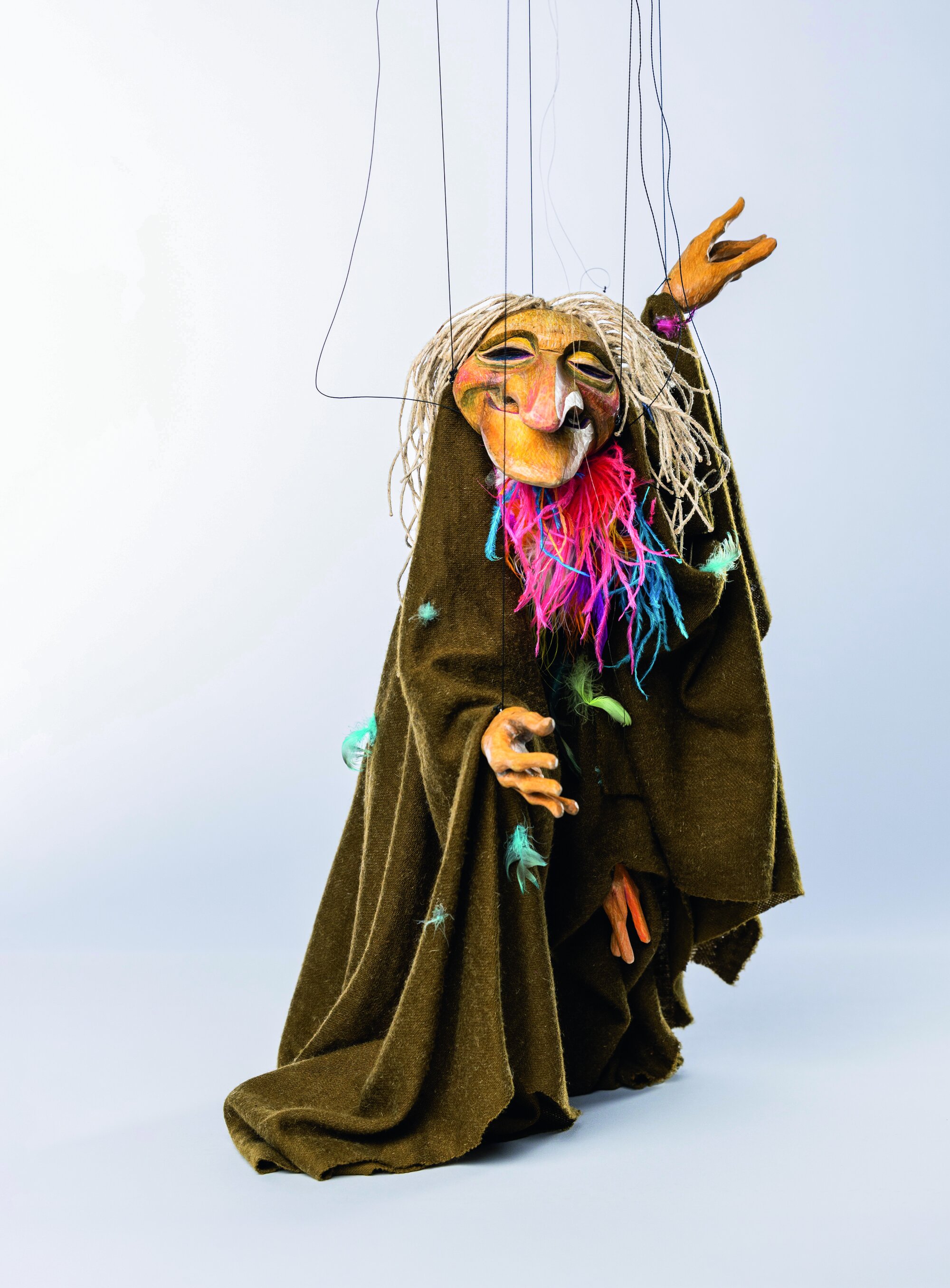 ALTE FRAU aus: Die Zauberflöte. Lindenholz, Stoff, 1991. Hier wird ein alter Marionettentrick angewendet. Die Figur hat zwei Köpfe und vier Hände. Mit einem Fadenzug wird die alte Frau auf offener Bühne zu Papagena