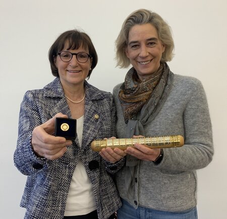 Staffelstabübergabe im DGR: Die Vorsitzende Mechthild Exner-Herford gibt an Nicole Huber ab.